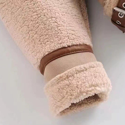 Dam kort jacka in aviator stil med teddyfoder, konstläder trim och asymmetrisk dragkedja
