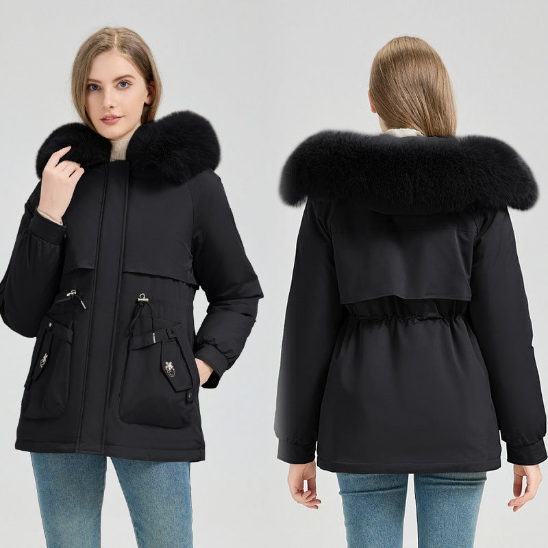 Dam sportig-urban kort kappa med voluminous huva med fuskpäls, adjustable drawstring waist, och concealed dragkedja fickor