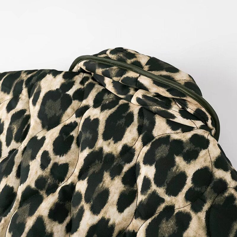 Dam kort jacka med leopard tryck, boxy silhuett och shawl krage