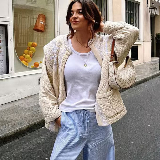 Dam quiltad jacka med floral embroidery kant, straight skärning och rund hals
