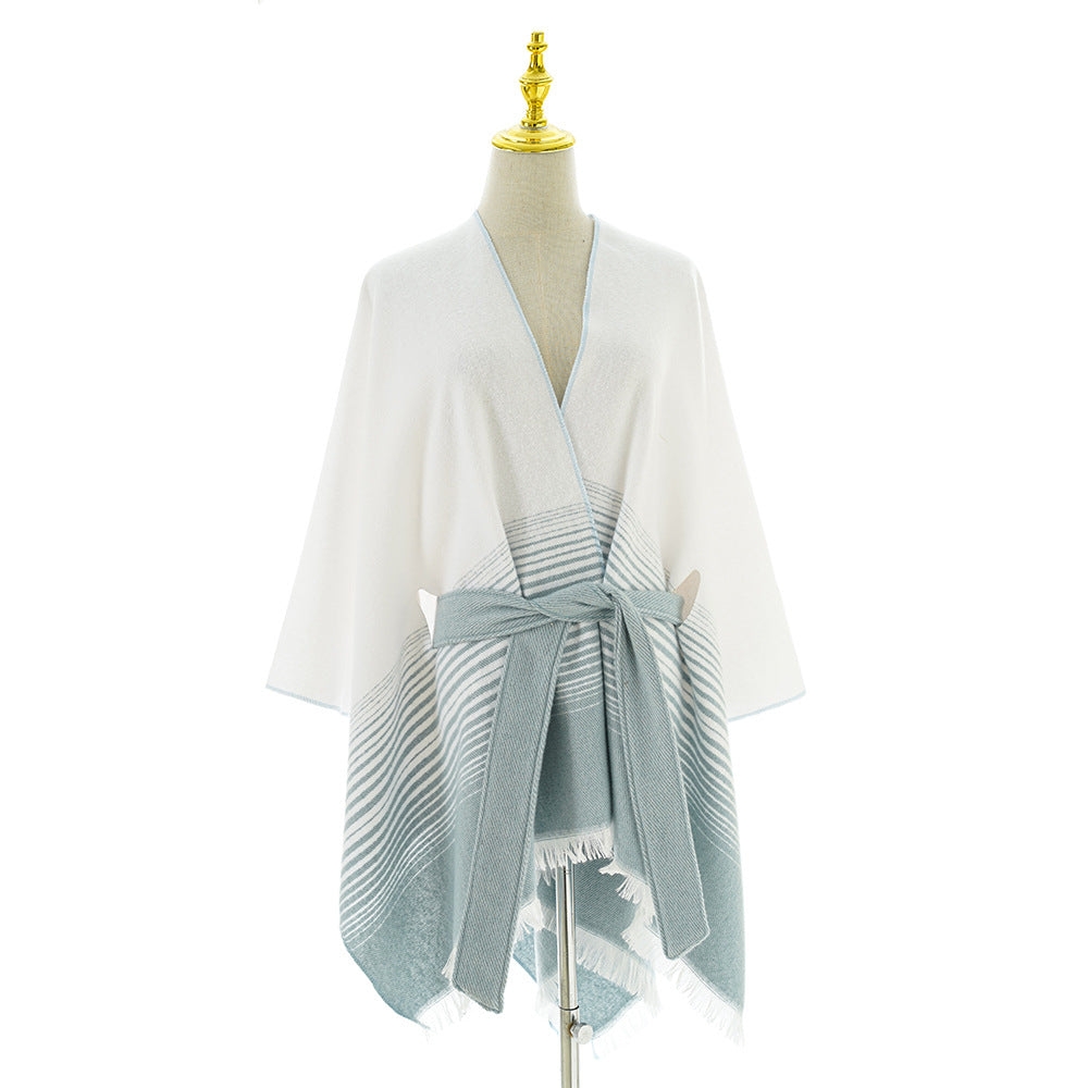 Dam wrap poncho tillverkad av fine stickad med tie bälte och fringed fåll
