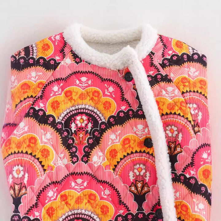 Dam kviltad jacka med teddyfoder och retro-inspired allover tryck
