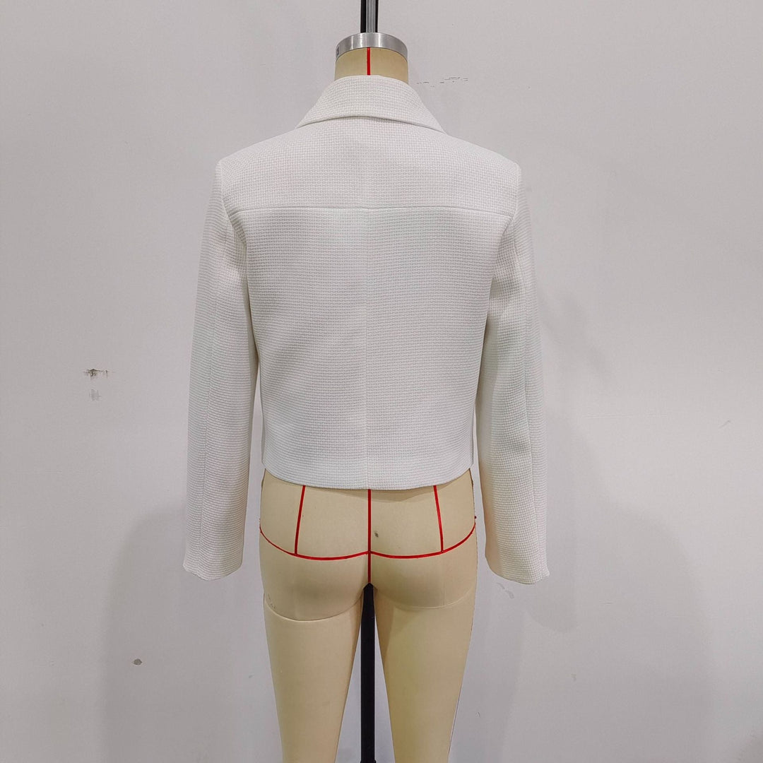 Dam kort boucle jacka med skjortkrage, patch flap fickor och gold decorative knappar