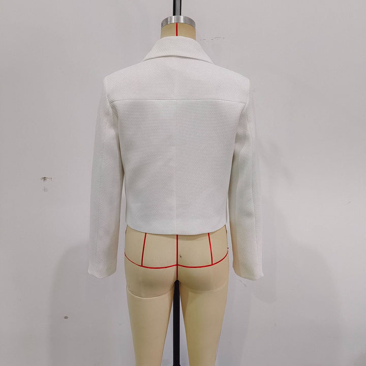 Dam kort boucle jacka med skjortkrage, patch flap fickor och gold decorative knappar