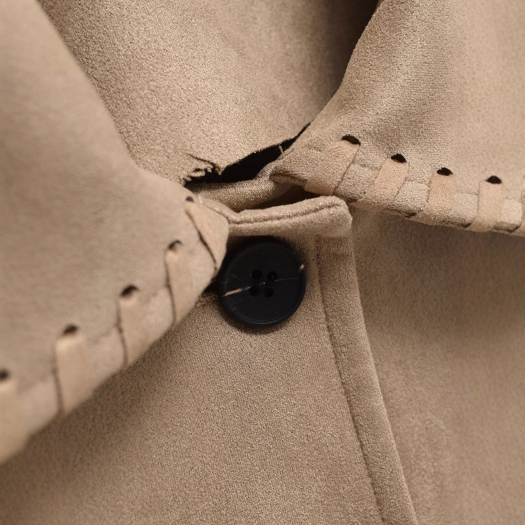 Dam kort jacka gjord faux mocka med dekorativ seam lacing