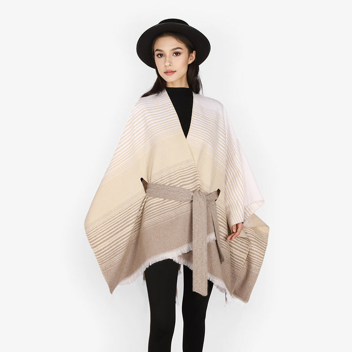 Dam wrap poncho tillverkad av fine stickad med tie bälte och fringed fåll