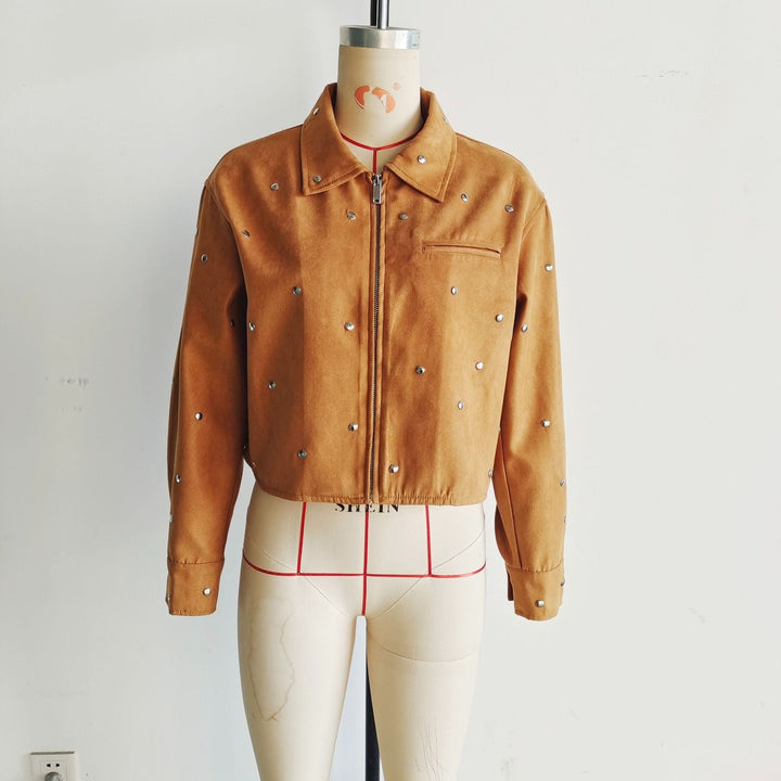 Dam kort-skärning studded jacka tillverkad av mocka imitation med skjortkrage och concealed breast placket