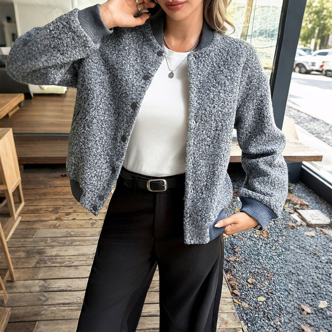 Dam kort satin trenchcoat med double-breasted knäppning, påsydda fickor, och buttoned ärm cuffs