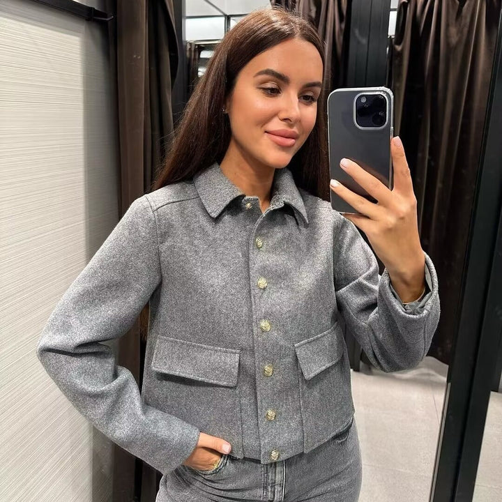 Dam kort ulljacka med gold button front, patch flap fickor, och figursydd silhuett
