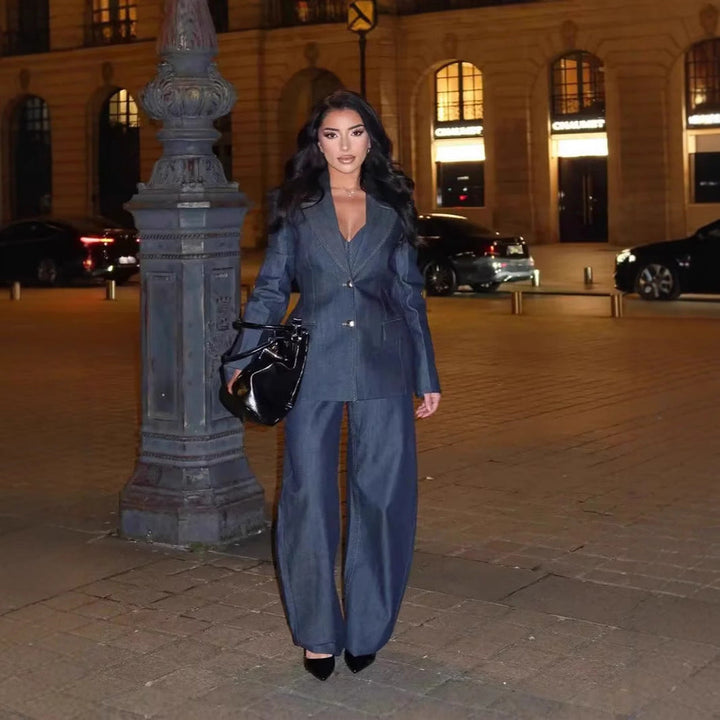 Dam figursydd denim blazer med en slim silhuett, princess seams och påsydda fickor