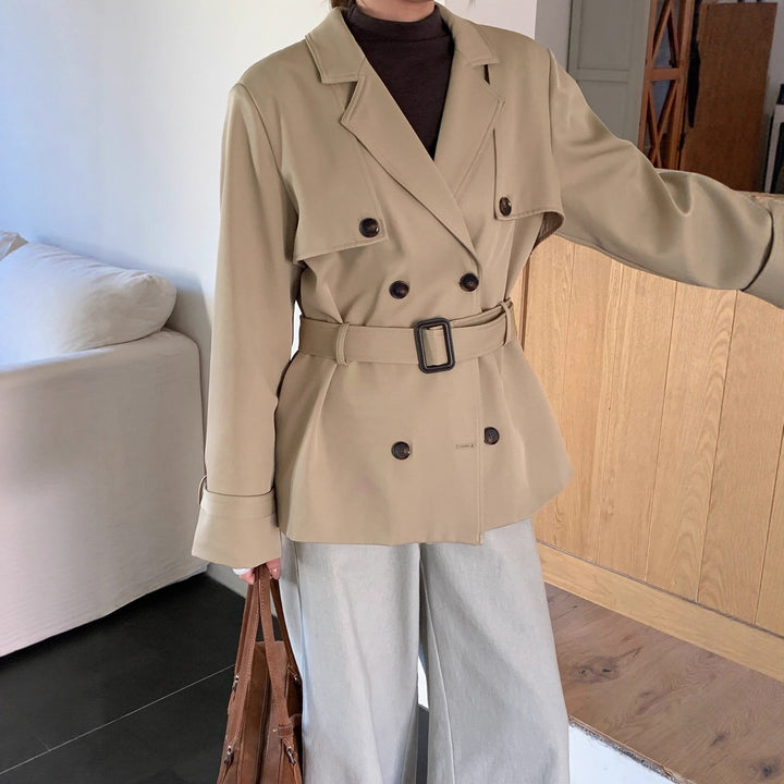Dam kort trenchcoat in oversize skärning med double row och knytband