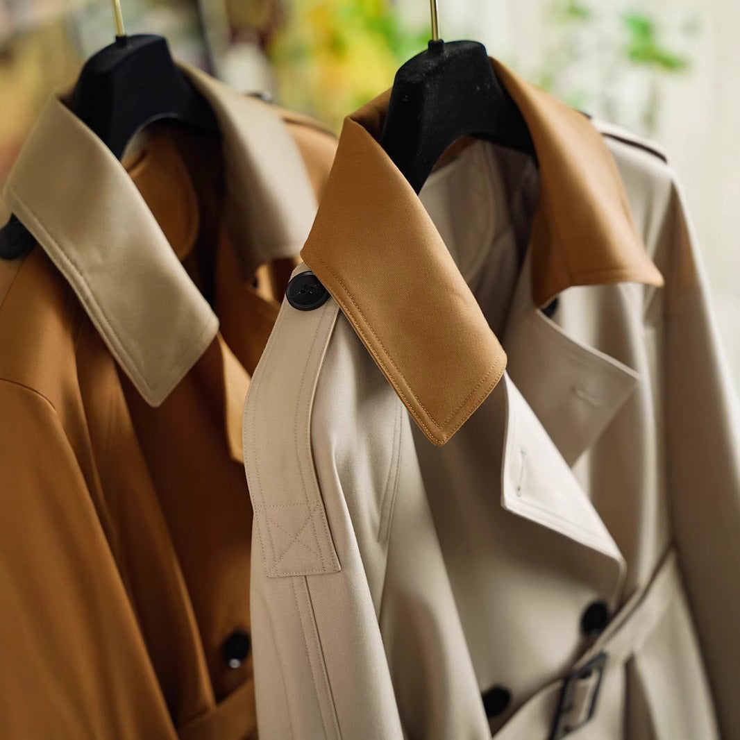 Dam elegantly skräddad trenchcoat med a belted midja