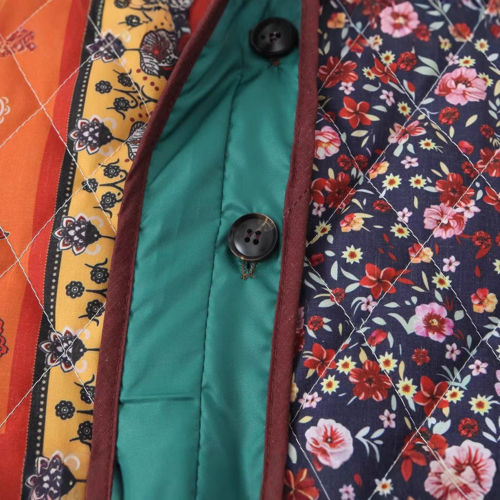 Dam quiltad patchwork jacka med paisley och floral tryck, round neckline och patch flap fickor