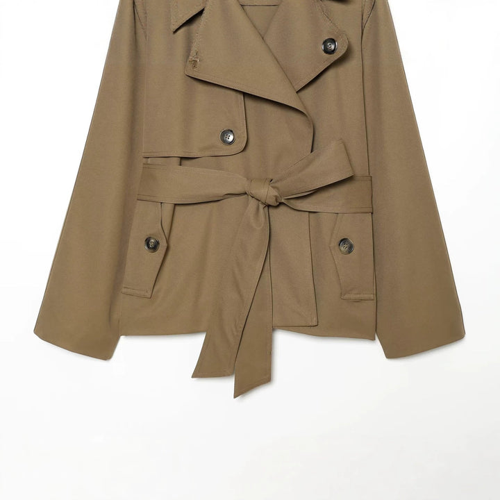 Dam Kort Skärning Trenchcoat med Contrasting Läder Krage och Waist Belt