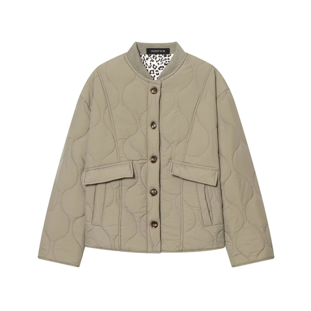 Dam non-vadderad quiltad jacka med boxy silhuett, ribbed ståkrage och patch flap fickor