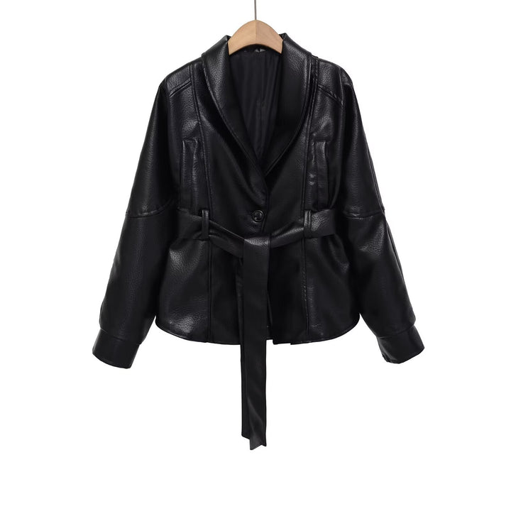 Dam kort jacka gjord vegan läderlook med midjebälte och shawl krage