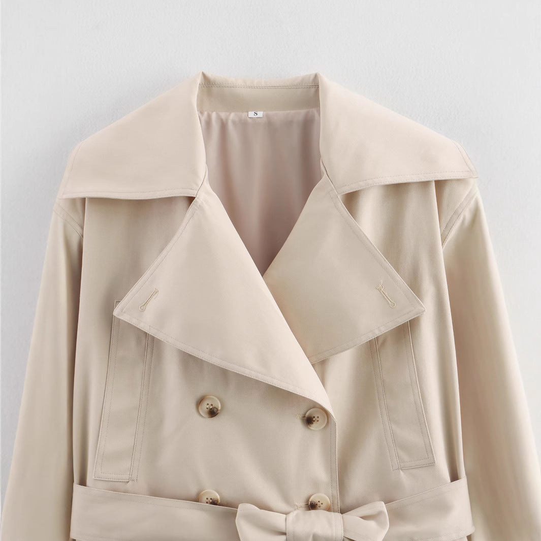 Dam Kort Trenchcoat med Wide Lapels, Waist Belt och Double Knapp Row