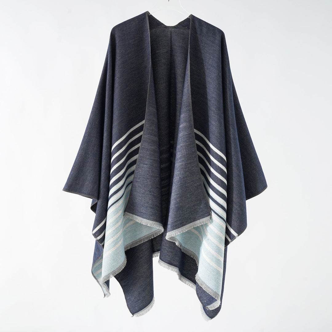 Dam oversized poncho med en boxy passform, featuring en diagonal stripe panel och finely fringed fåll.