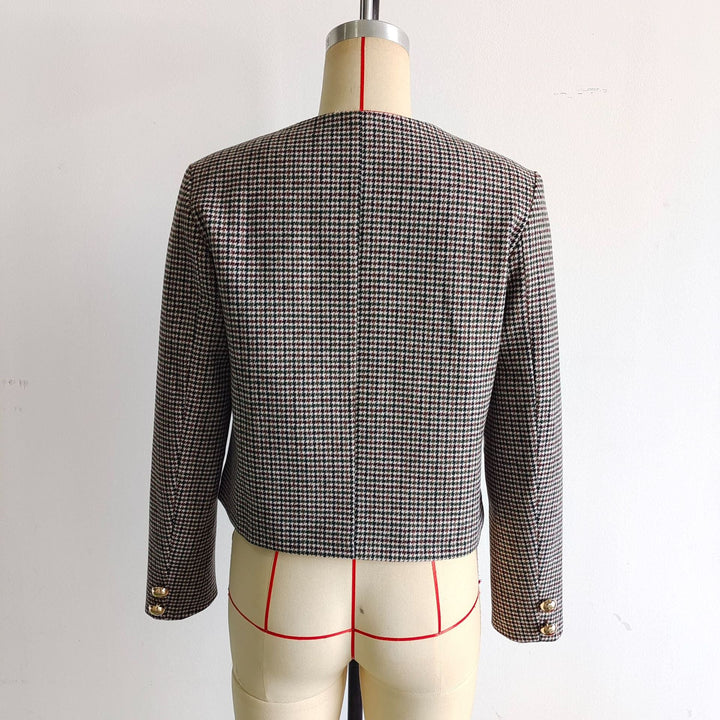 Dam figursydd kort jacka i houndstooth mönster med golden decorative knappar och angled fickor