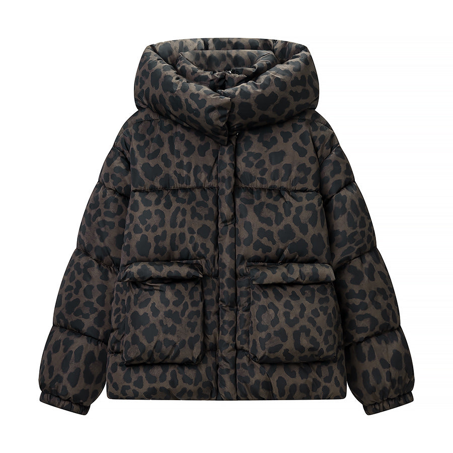 Dam kort skuren kviltad jacka med hög huva krage, fåll med dragsko och leopard tryck