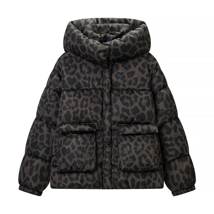 Dam kort skuren kviltad jacka med hög huva krage, fåll med dragsko och leopard tryck