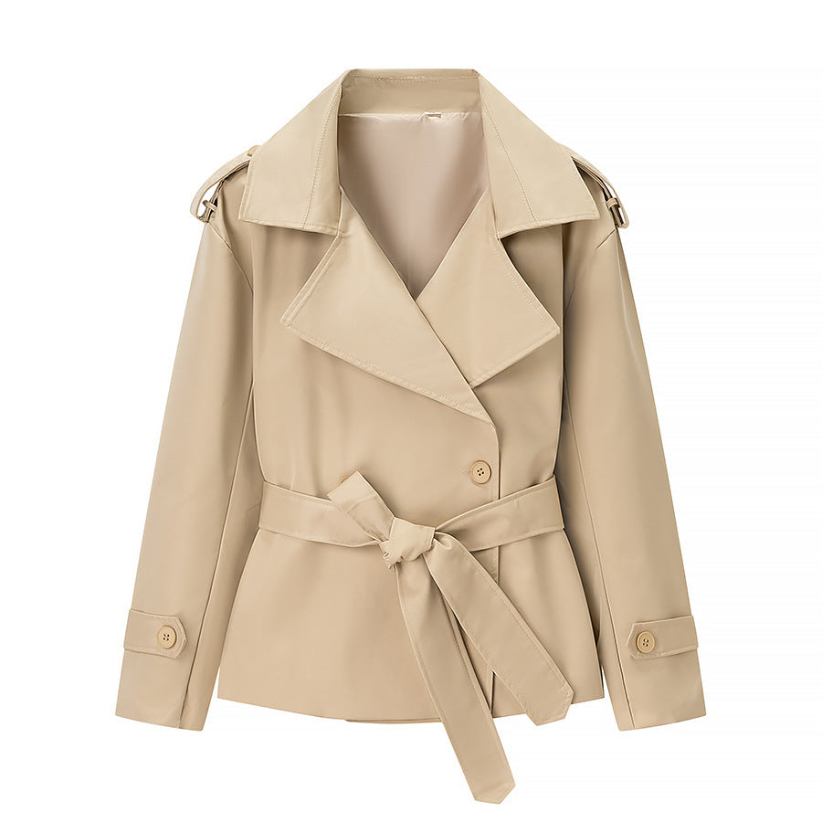Dam kort trenchcoat med dropped shoulders, stor slagkrage och wrap bälte