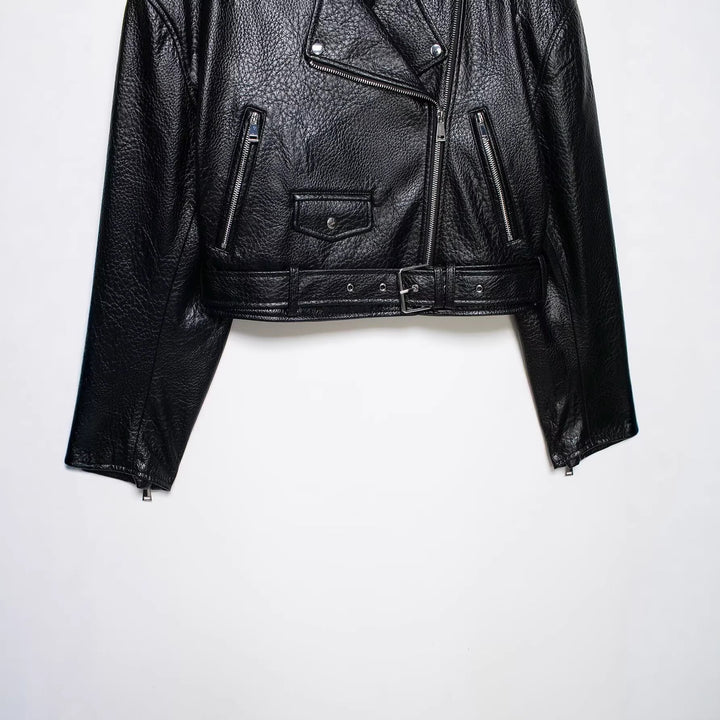 Dam Kort Skärning Biker Läder Jacka med Fitted Belt, Asymmetrisk Dragkedja, och Textured Läder