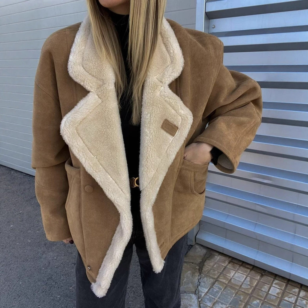 Dam oversize kort jacka in mocka look med teddyfoder och stor slagkrage