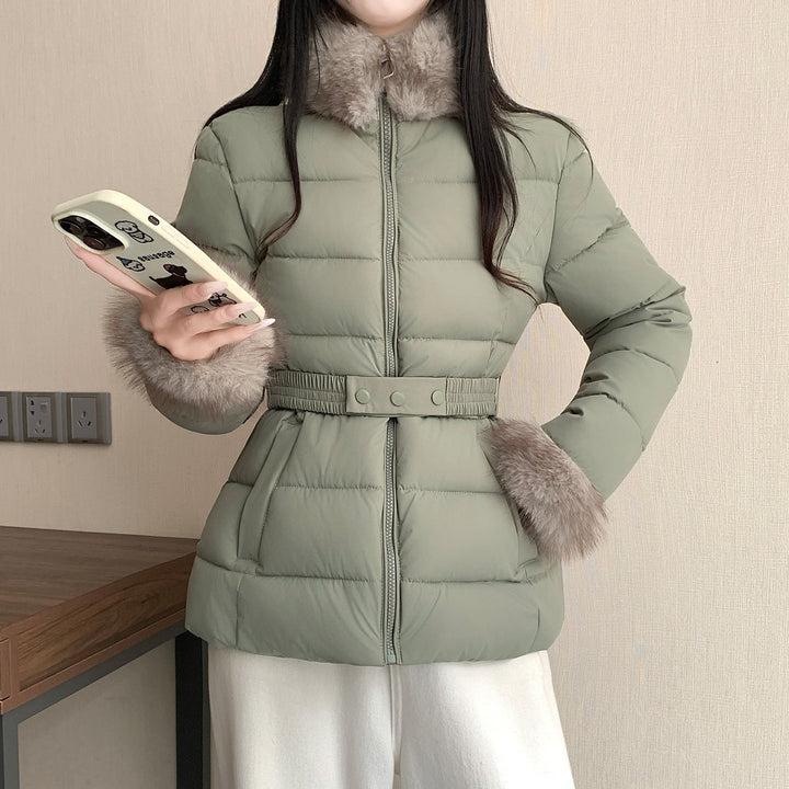Dam nan skräddad thermal kort jacka med elastic midjebälte, faux fur krage och faux fur muddar