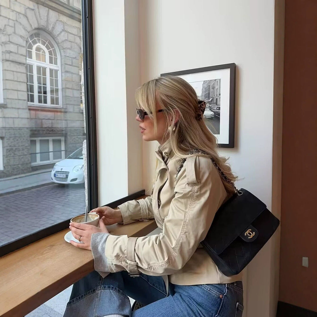 Dam stilren och elegant kort plaid trenchcoat