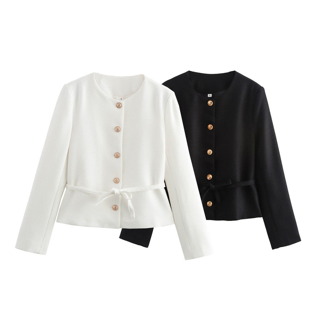 Dam structured kort jacka med round neckline, wooden knäppning, och figursydd tie bälte