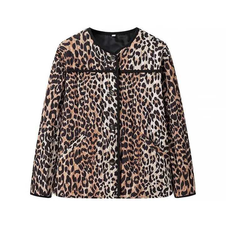 Dam kort jacka med all-over leopard tryck, round neckline och kontrasterande piping