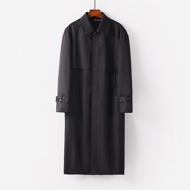 Dam lätt trenchcoat med dold knappslå och shoulder cape