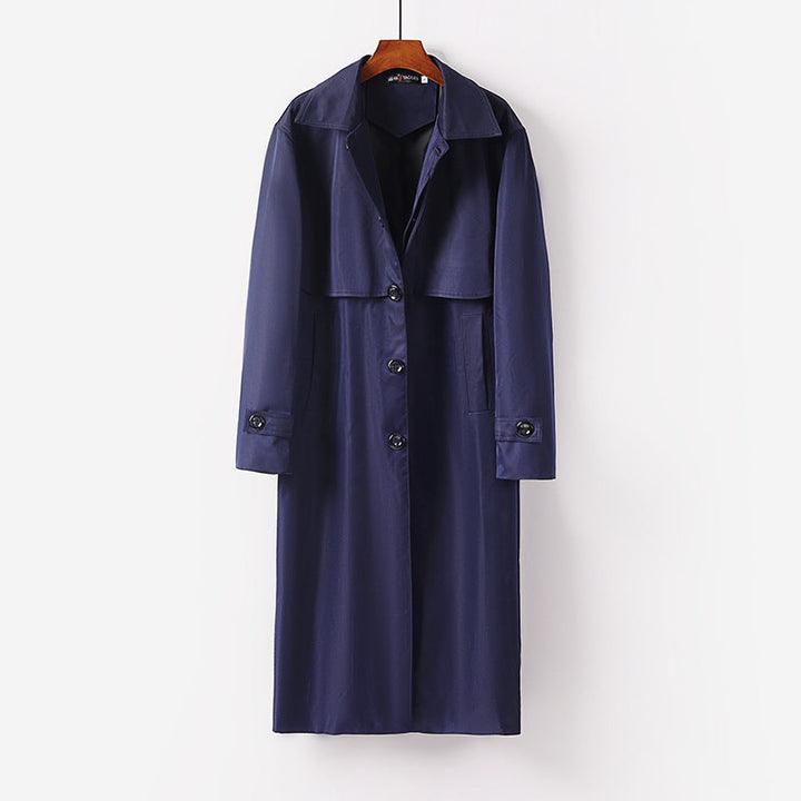 Dam lätt trenchcoat med dold knappslå och shoulder cape