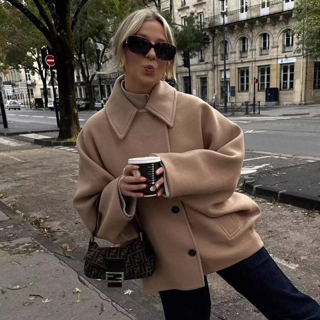 Dam kort skuren oversize ullblandning caban med vid lapels och boxy silhuett