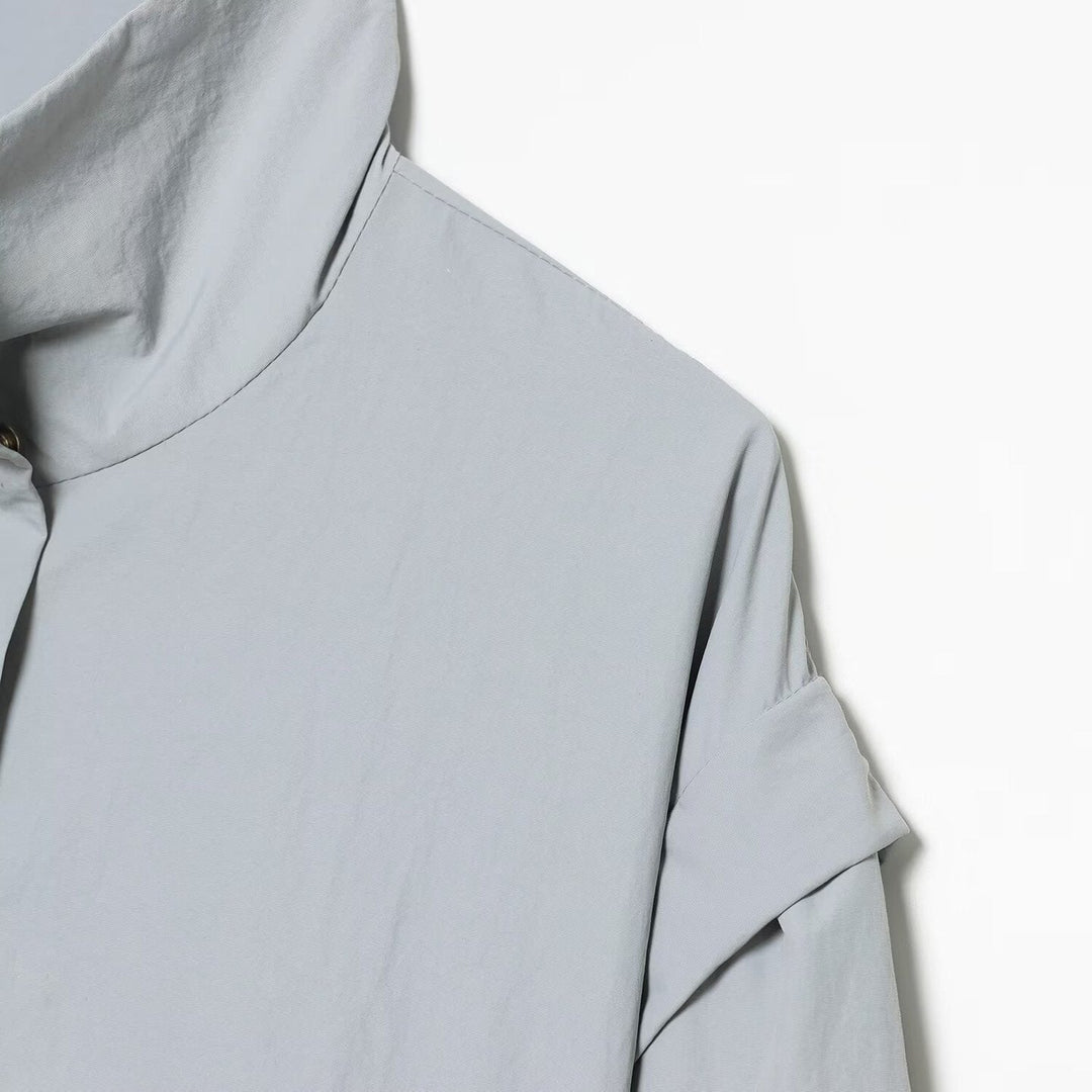 Dam kort funktionell windbreaker med hög standing krage och dold dragkedja