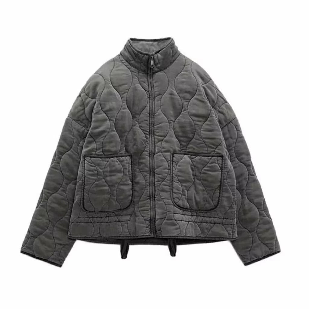 Unisex kviltad jacka med ståkrage, framfickor, och dragsko