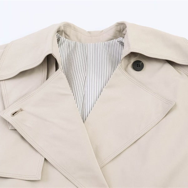Dam kort skärning oversize trenchcoat med bälte och double-breasted knappslå