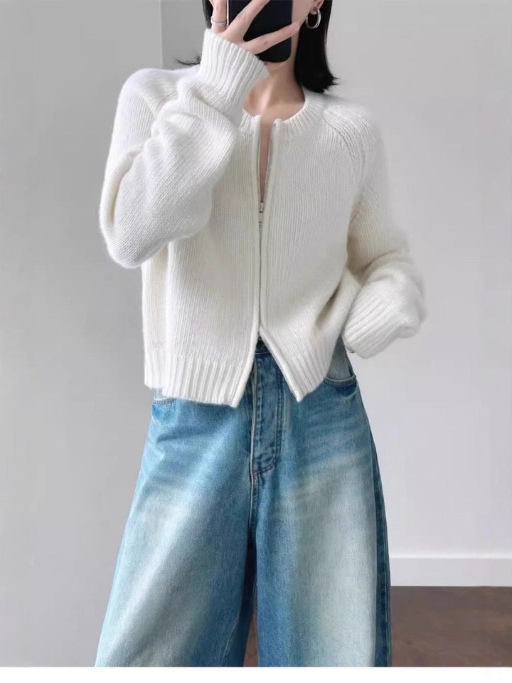 Dam kort jacka gjord mjuk fine knit med a hellång dragkedja och ribbed fåll
