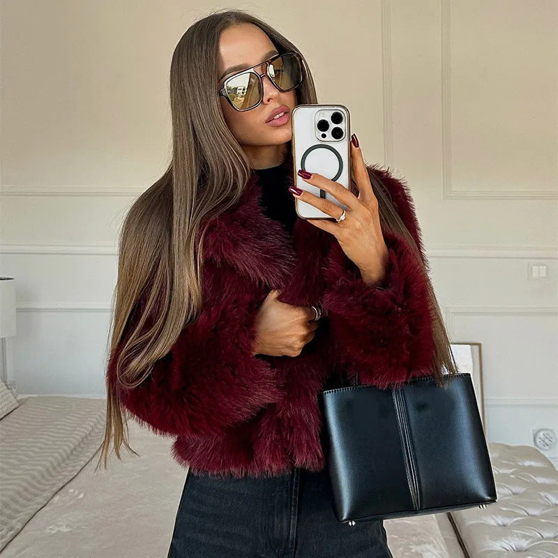 Dam 200+ Kort Kort Faux Fur Jacka med Wide Shawl Krage och Velvety Inner Foder