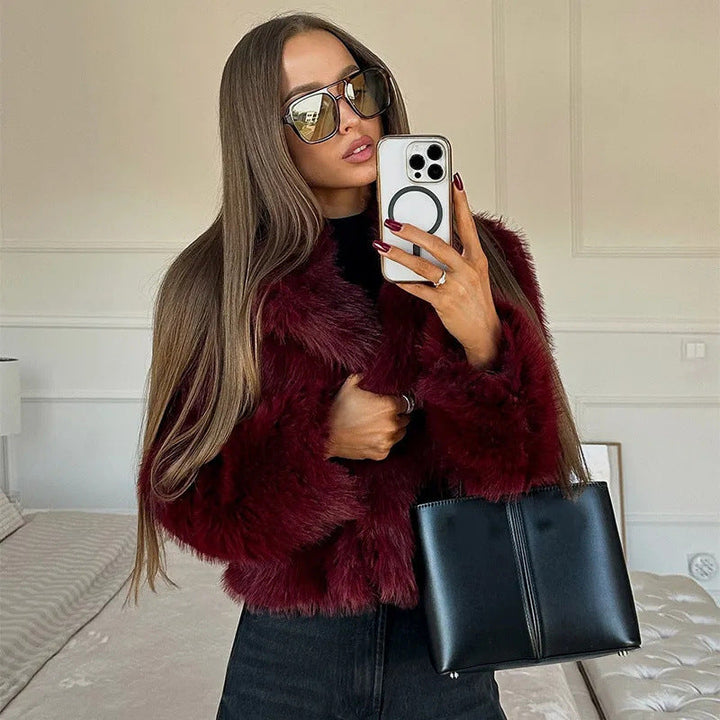 Dam 200+ Kort Kort Faux Fur Jacka med Wide Shawl Krage och Velvety Inner Foder