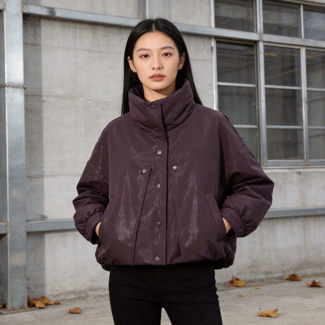 Dam kort vadderad jacka in läderlook med hög ståkrage och Gathered fåll