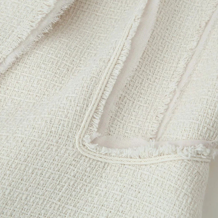 Dam figursydd bouclé jacka med ståkrage, decorative strap, och subtle fringes