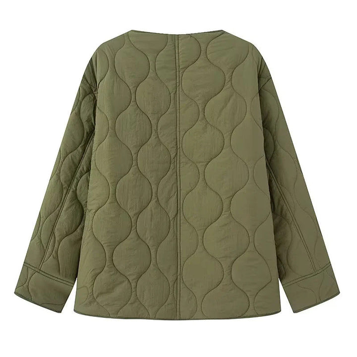 Dam quiltad övergångsjacka med rund hals, tryckknäppning och wave-shaped quiltning