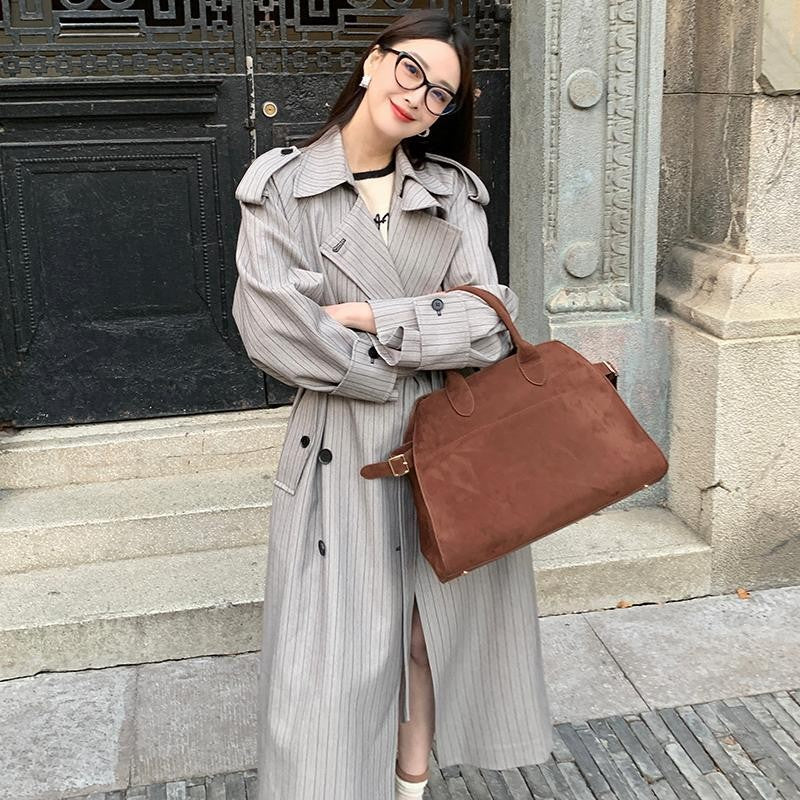 Dam lång Pinstripe trenchcoat med knytband Shoulder Straps och Flared fåll