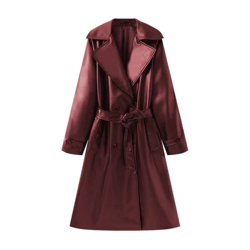Dam lång skärning trenchcoat tillverkad av vegan läder imitation med bred sjalkrage och tie bälte