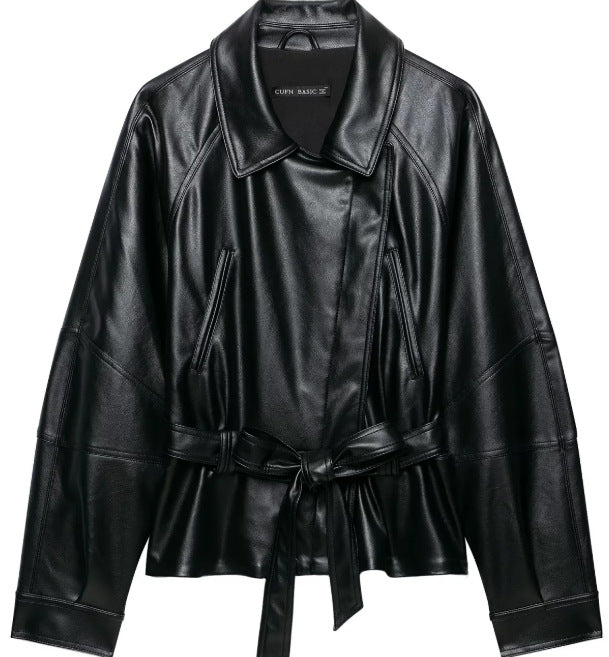 Dam Kort Jacka Tillverkad av Vegansk Läder med A Belted Waist och Drop Shoulders