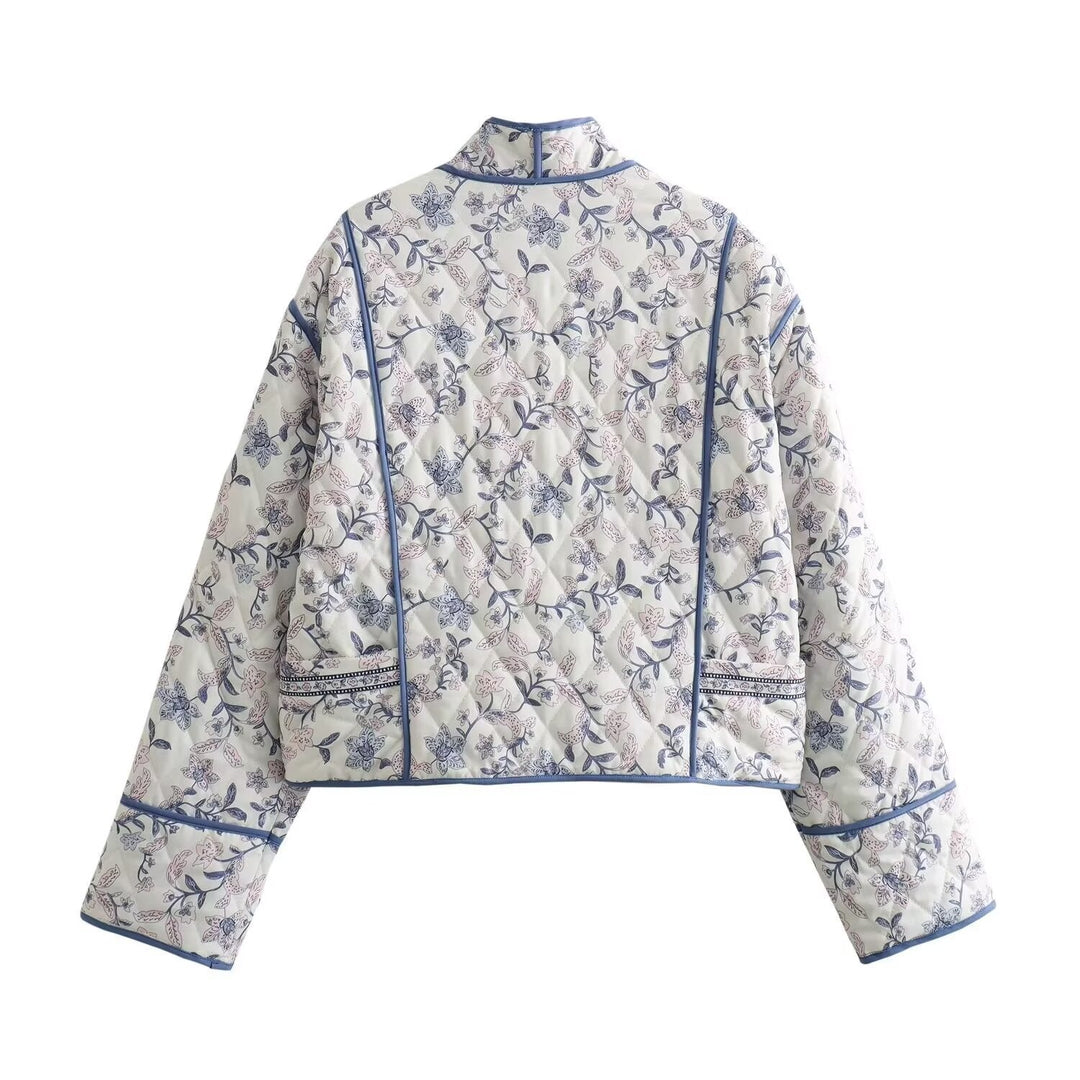 Dam kviltad kimono jacka med blommig all-over mönster och kontrasterande piping
