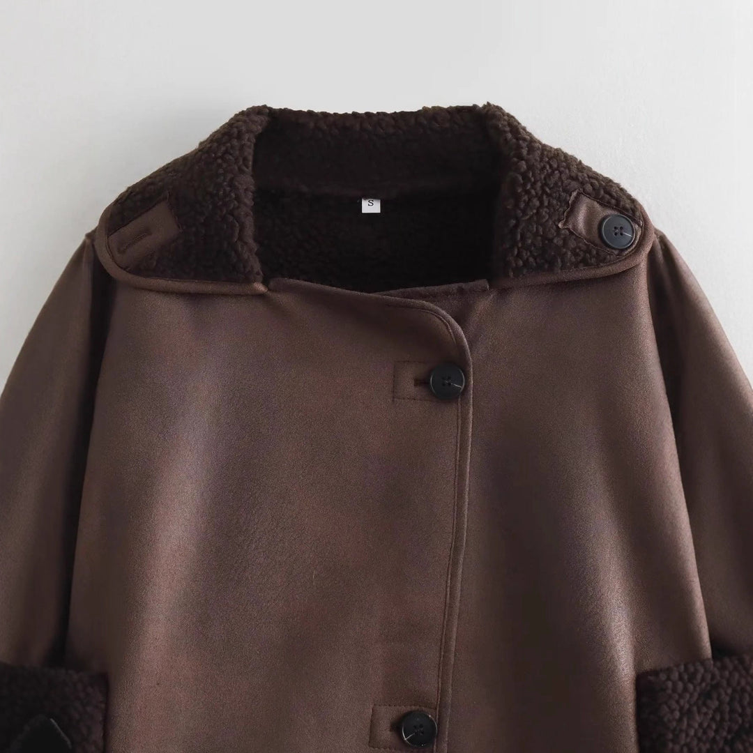 Dam kort lambskin look jacka i boxy skärning med teddy foder och påsydda fickor