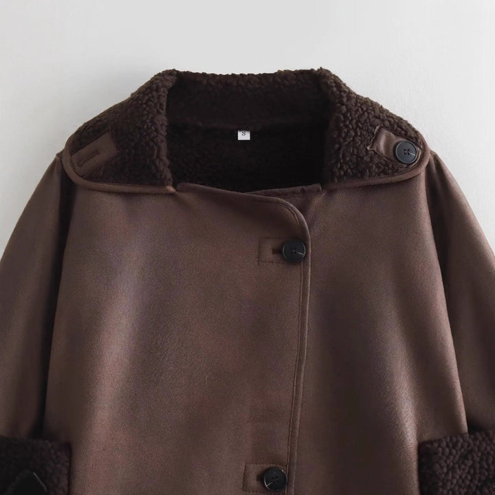 Dam kort lambskin look jacka i boxy skärning med teddy foder och påsydda fickor